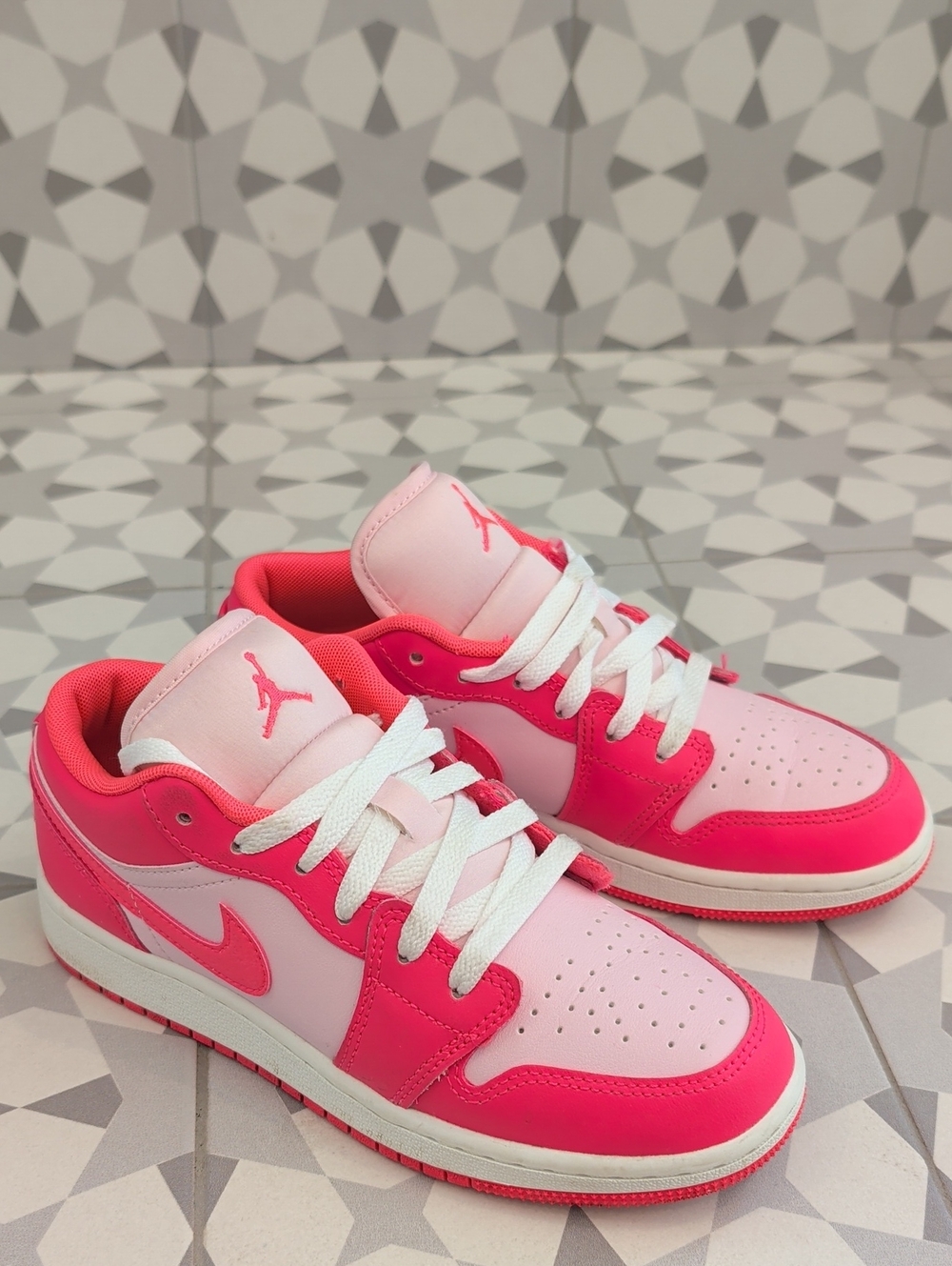 Nike Air Jordan 1 Low - Light Pink & Hot Pink Size youth 4